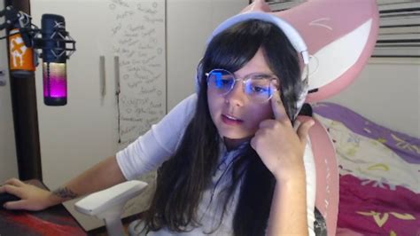 Vídeos pornôs com Mulheres Batendo Siririca .